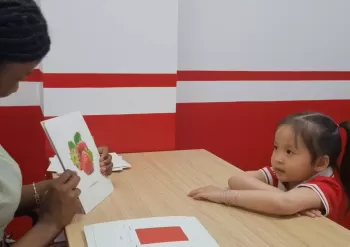 Cherry con 4 tuổi Speaking với giáo viên bản ngữ thật đáng yêu